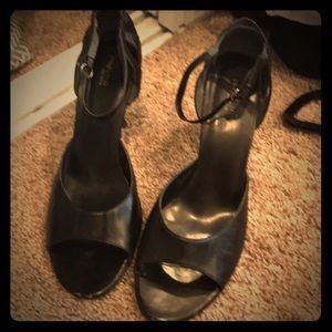 Gorgeous black leather heels!
